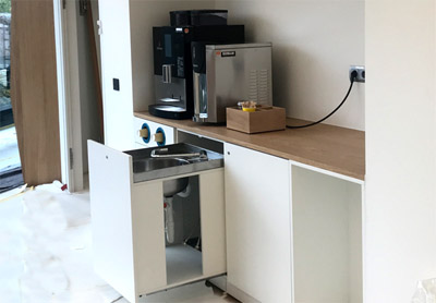 Kaffeepoint mit ausziehbarer Sp�le, Becherauszug, Schubladen und Zubeh�rkasten